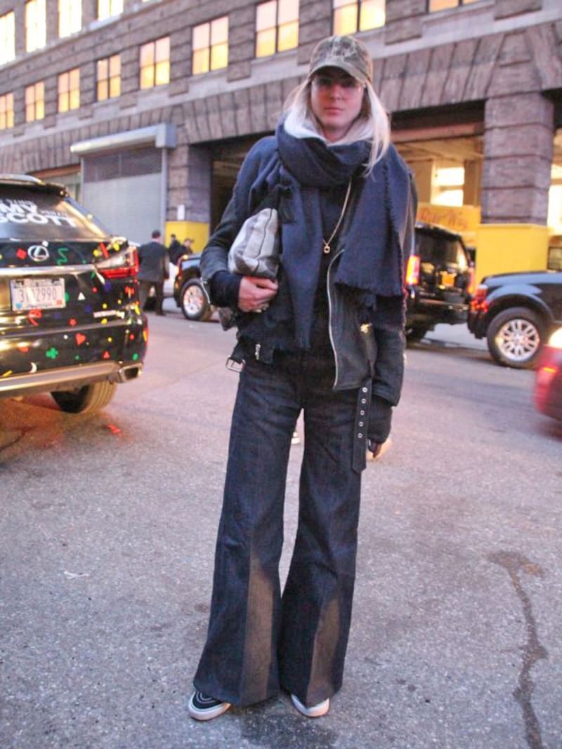 キャップを添えて冬服にアクティブ感をプラス