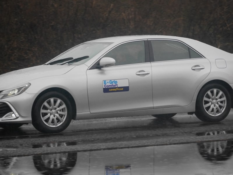 E-Grip Comfortはトヨタ・マークXで乗り比べ