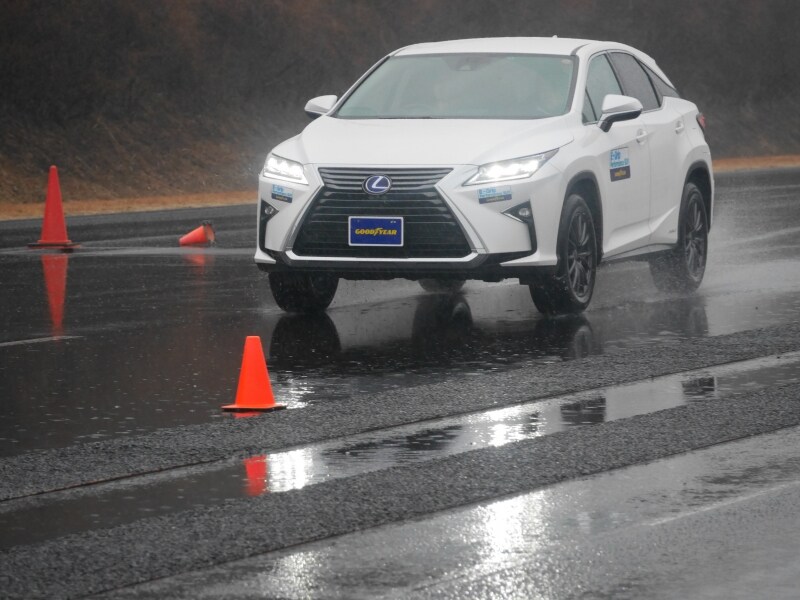 E-Grip Performance SUVはLEXUS RX450hで乗り比べ