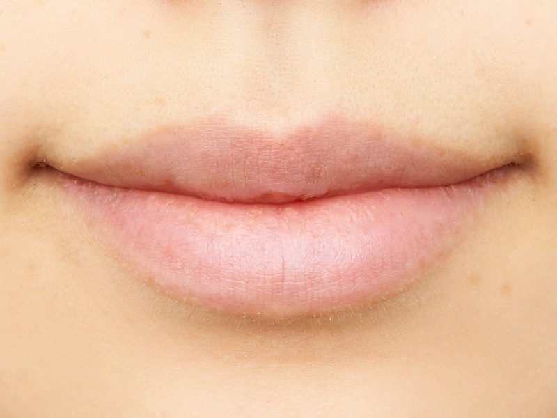 何も塗っていない唇は血色のなさが少し気になります