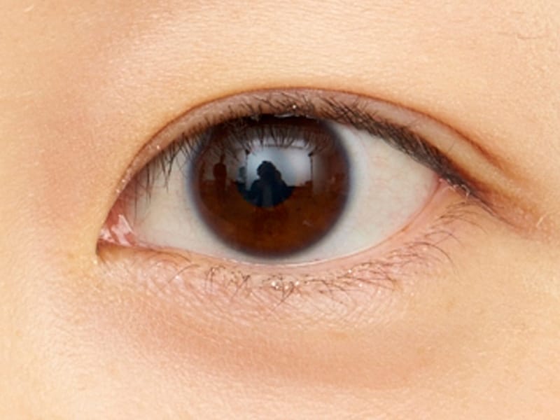 メイク前。アイメイクがないとぼやっとした表情に見えてしまいます