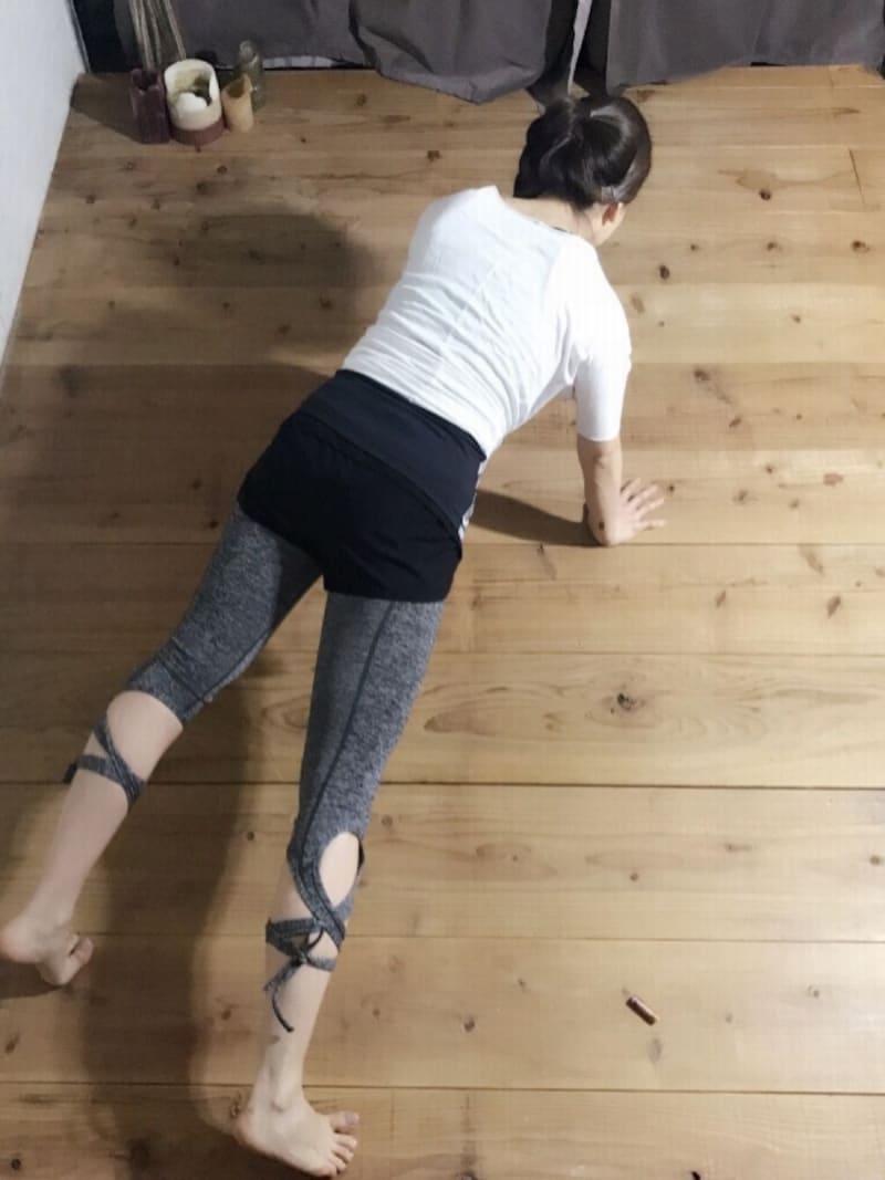 ひざを伸ばしたまま、左右交互に移動させる