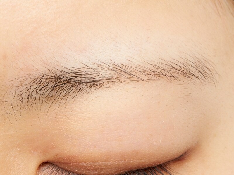 何も描いていないと眉頭も眉山がぼやけていて、全体にのっぺりしている眉