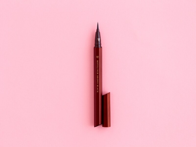 おすすめのプチプラアイライナー2 フローフシ 女性の手にしっくりなじむ