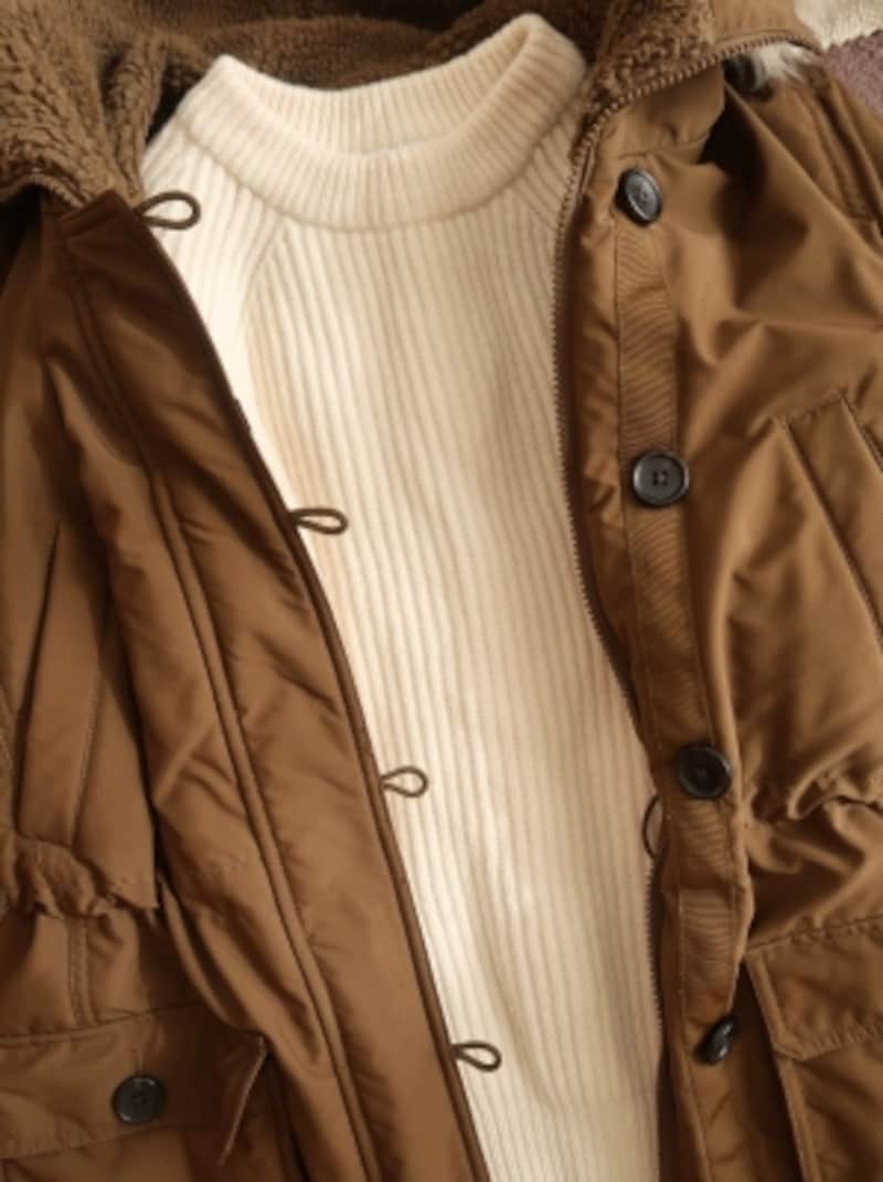 カーキのメンズっぽさに白を合わせて清潔感をプラス