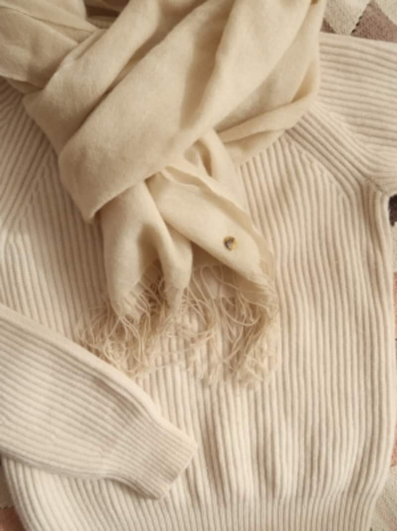 どんな色のトップスにも合う冬素材の白ストールは、万能！