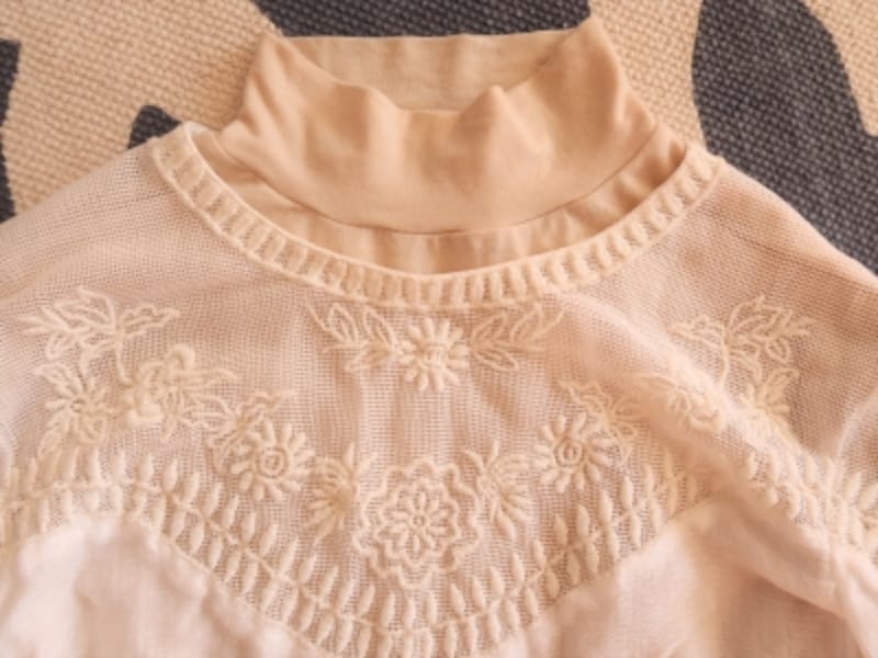 どうしても重ねたいときは同系色で重ねてないように見せて