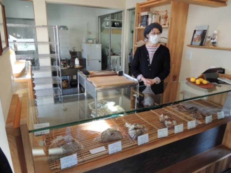 その日のおしながきはホームページで確認できる。販売は星野真弓さん