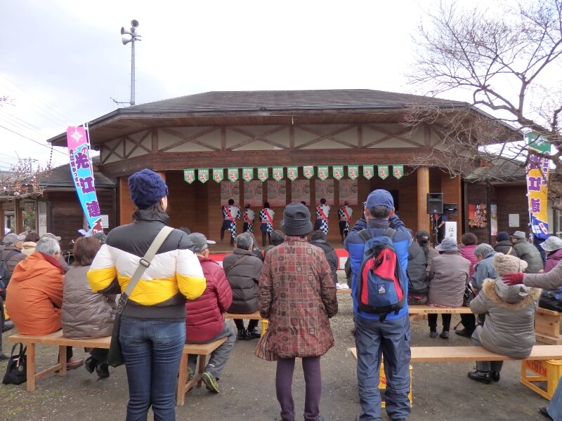 特設ステージで演じられる伝統芸能