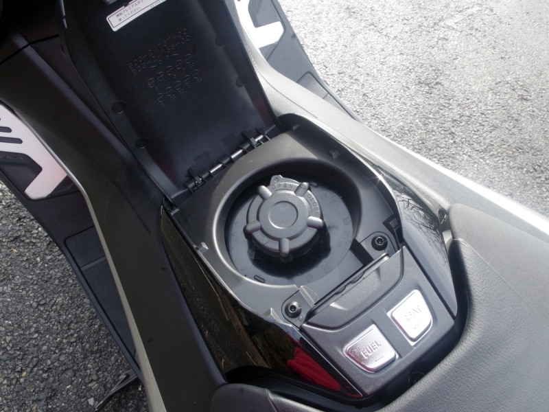 シートの前に給油口とシートを開けるボタンが配置された