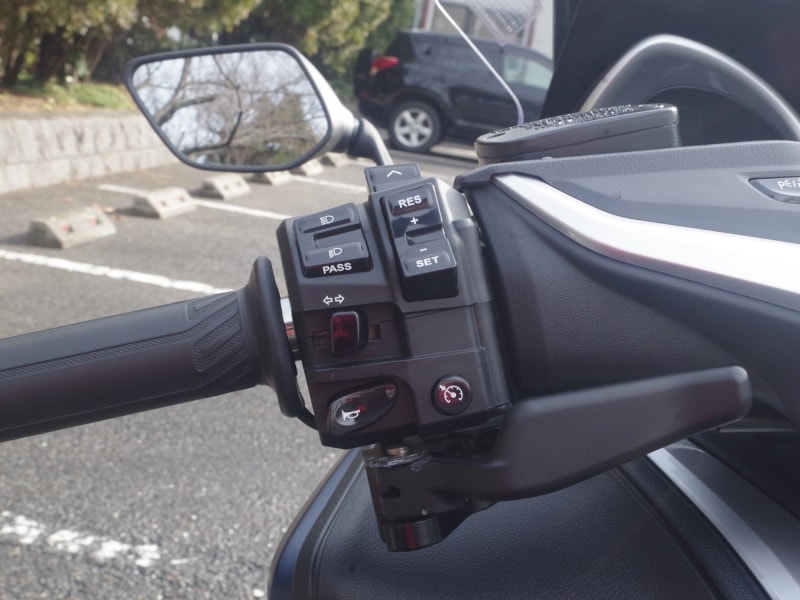 グリップヒーターが装備されているがスロットルの径は標準に近い