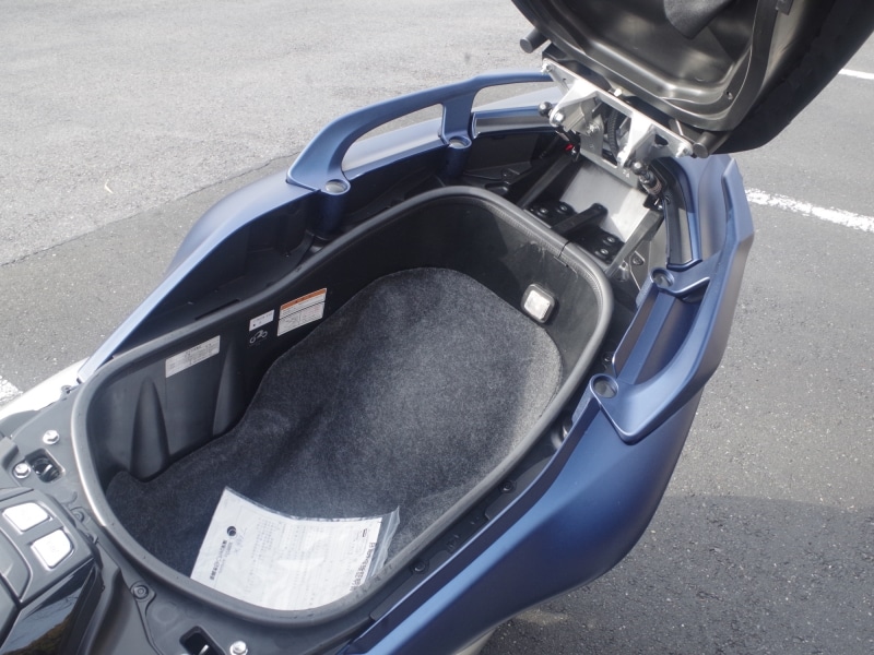 シート下も比較的広い。勝手に落ちてこないようにシートダンパーが標準装備されていた