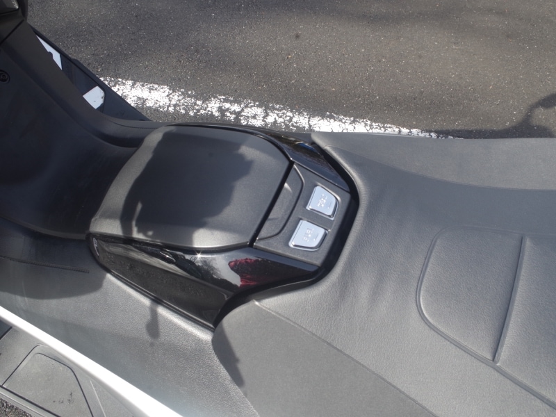 シートの前にあるボタンのユニットが意外と邪魔だった