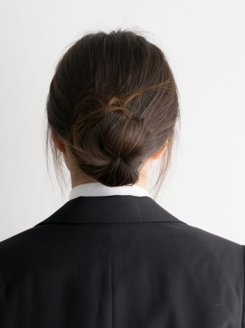 NG例)毛先が飛び出ているとお団子がいびつな印象に