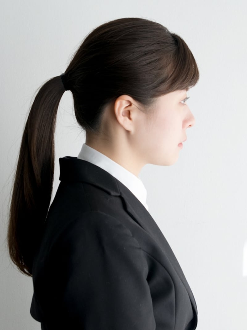 就活向けのひとつ結びなら、後頭部の真ん中あたりで結ぶ