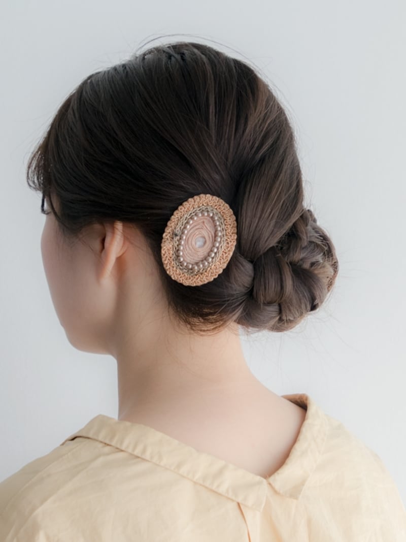 お団子の逆サイドにヘアアクセをつけるとバランスがよい