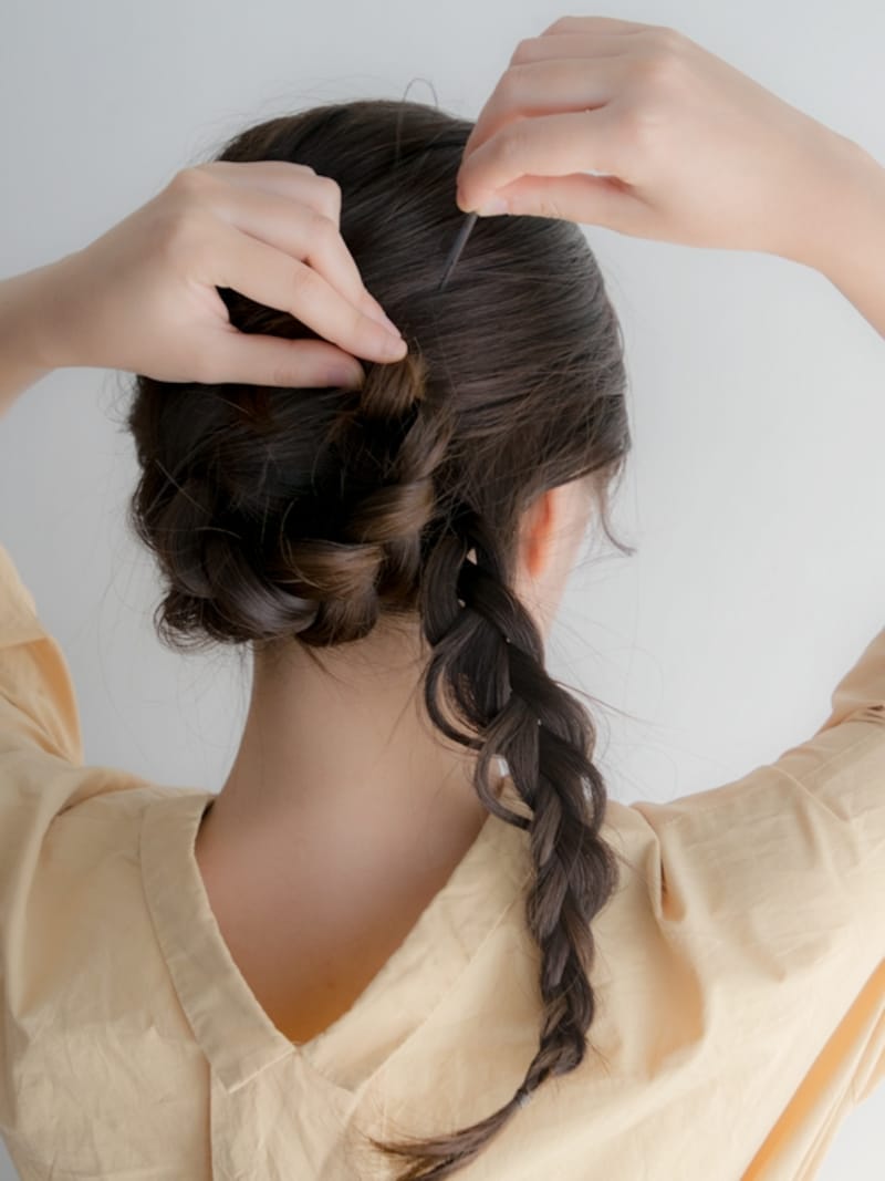 毛束をアメピンでしっかり留める