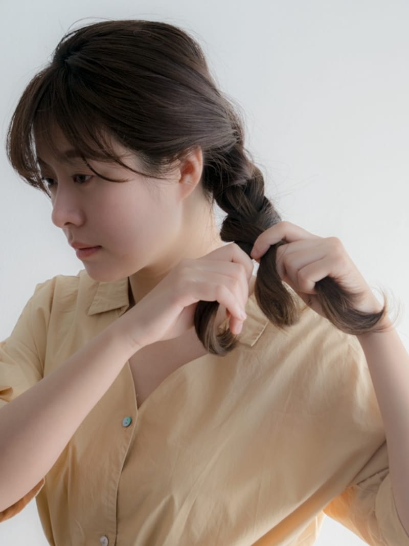 両方の毛束を三つ編みにする