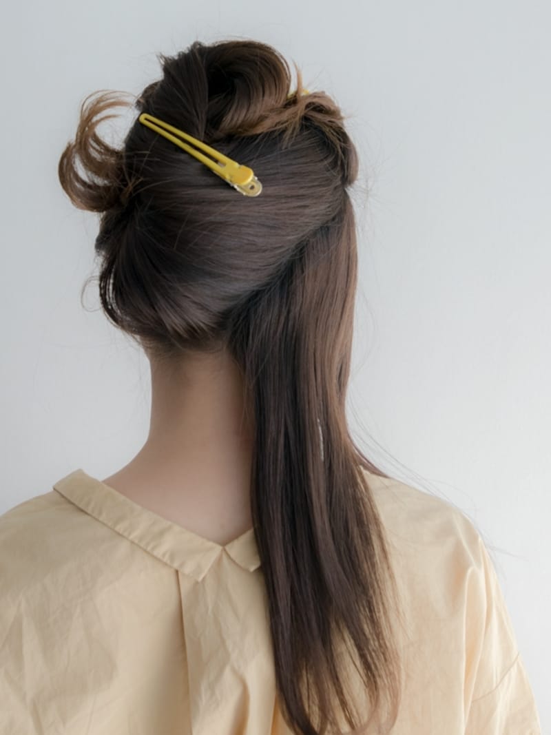 右サイドから斜めに髪を分ける