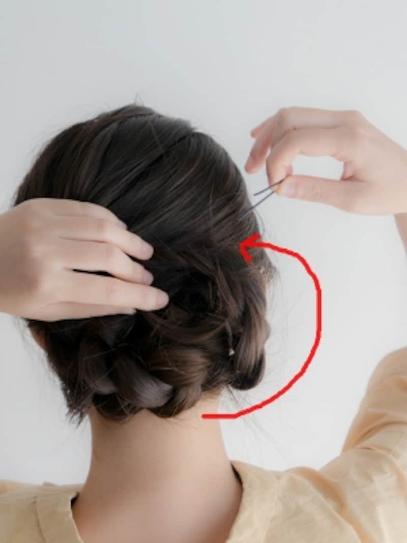 三つ編みお団子の低めの簡単なやり方 崩れにくいヘアアレンジ ヘアアレンジ All About 三つ編みお団子の低めの簡単なやり方 崩れにくいヘアアレンジ ヘアアレンジ All About