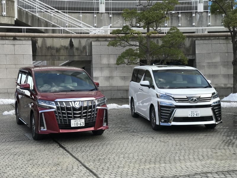 アルファードとヴェルファイア、両方共特徴的な顔だ