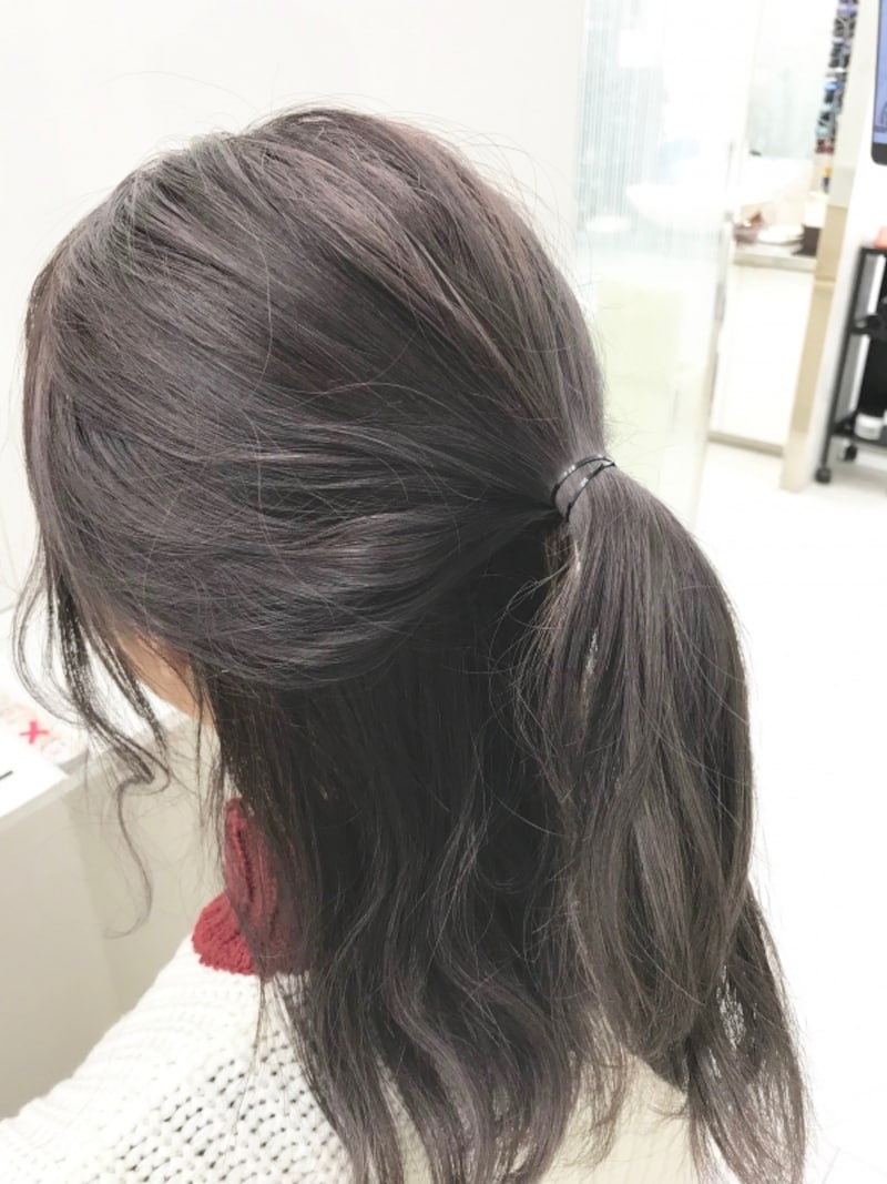 耳上の髪をざっくり一つに結ぶ