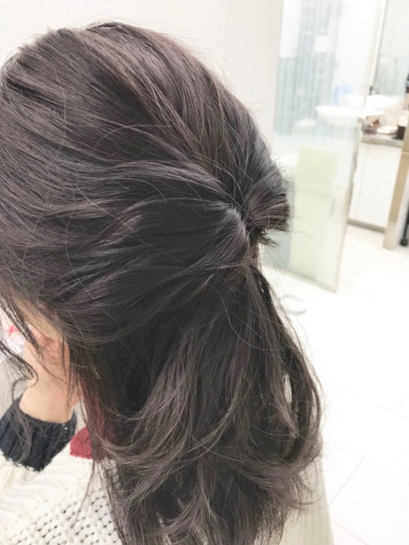 くるりんぱをして結び目をラフに崩す