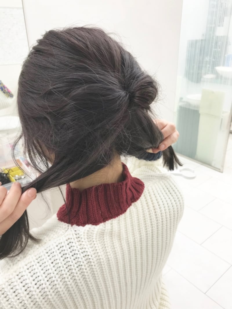 上の毛束と一緒に下の髪を2等分する