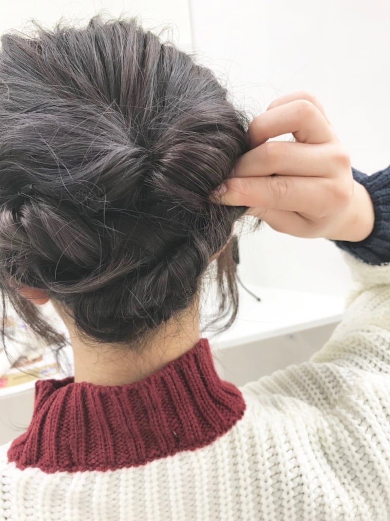 もう片方も同様にねじりながら逆側へ