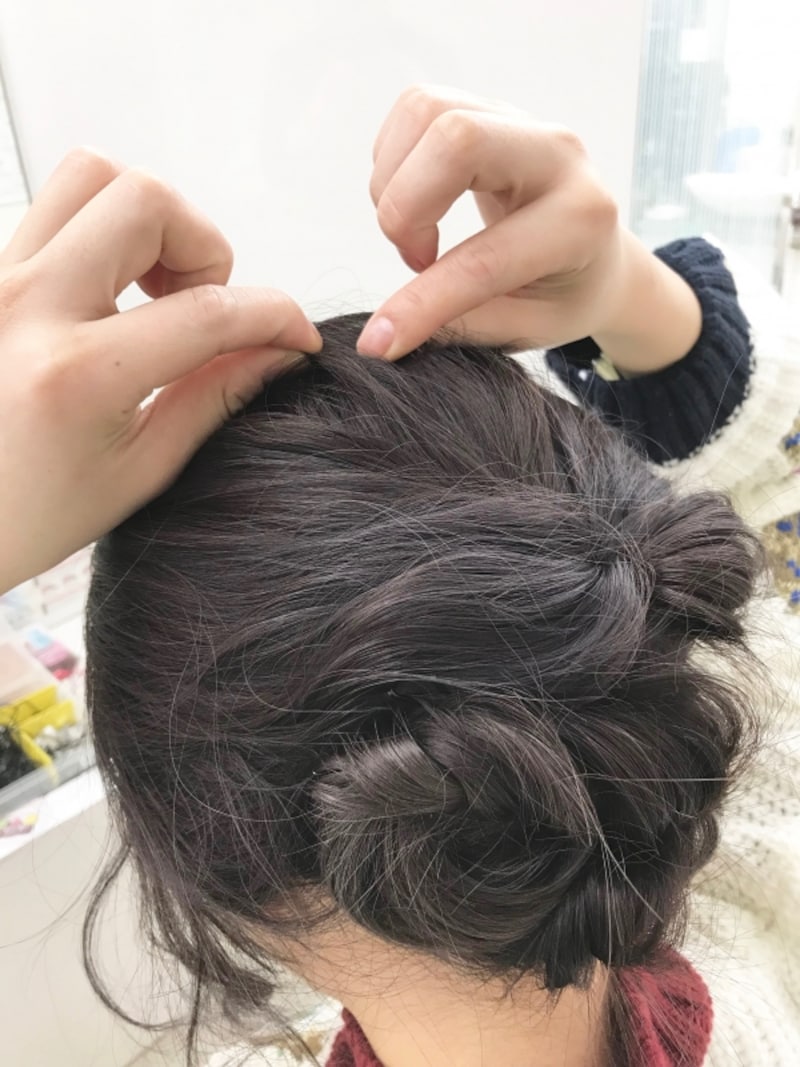 トップに高さを出し、結び目を崩して整える