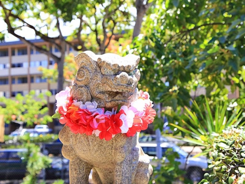 レイがかけられた狛犬。日本とハワイの文化や風習が交じる不思議な雰囲気も人気のひとつ