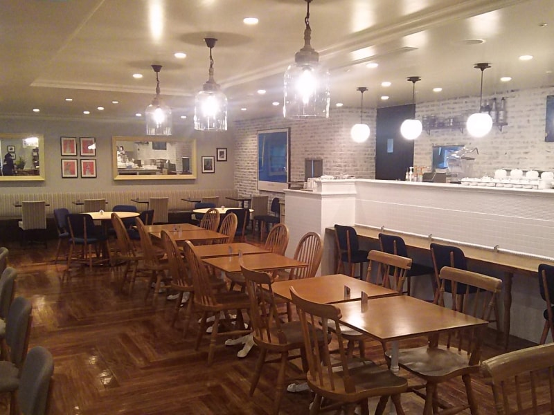 ウッディ調のインテリアやレンガ調の壁でナチュラルな空間。カウンター席があるので一人でも入りやすい!(画像提供:横浜タカシマヤ)