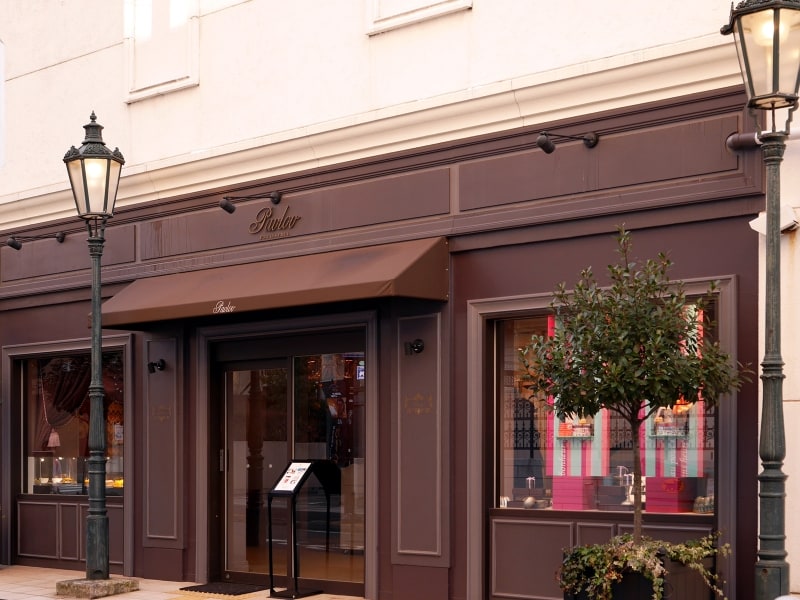 パリの街角にありそうな外観の「パティスリーパブロフ」(2018年1月23日撮影)