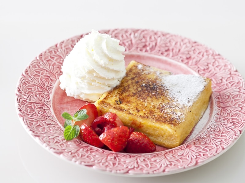 「フレンチトーストカフェメニュー」は「ベリー(画像)」「キャラメルバナナ」「フリュイセゾン」の3種類。いずれも1120円(税込)(画像提供:パティスリーパブロフ)