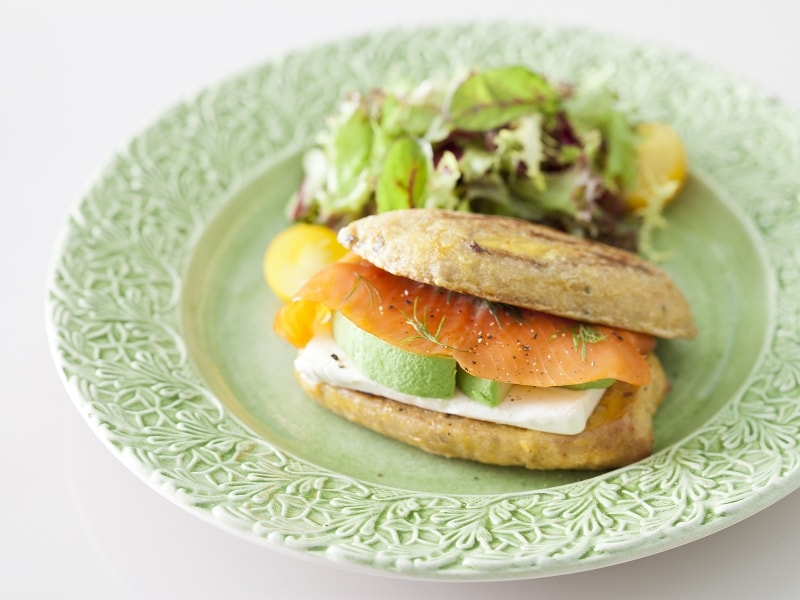 「フレンチトーストサレメニュー」はお食事系のフレンチトースト。「生ハムモッツァレラ(1222円)」「アボカドサーモン(画像、1324円)」の2種類(画像提供:パティスリーパブロフ)