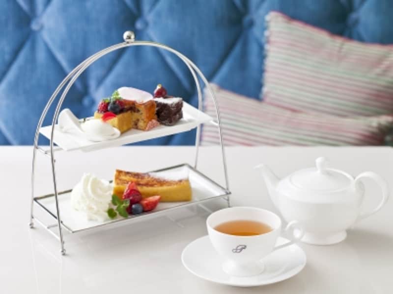 パウンドケーキもフレンチトーストも両方食べたいという方には、セットがおすすめ。「フレンチ&ケーキセット(1680円税込)」は、本日のパウンドケーキ(甘いパウンドケーキ)3種、ハーフサイズフレンチトースト(ベリーとバニラアイス添え)、好きなドリンク1種がセットに(画像提供:パティスリーパブロフ)