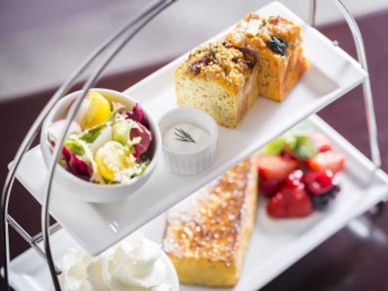 「フレンチ&サレセット(1680円税込)」は、甘くないパウンドケーキ「ケーク・サレ2種」とプチサラダ、ハーフサイズフレンチトースト(ベリーとバニラアイス添え)、好きなドリンク1種がセットになっています(画像提供:パティスリーパブロフ)