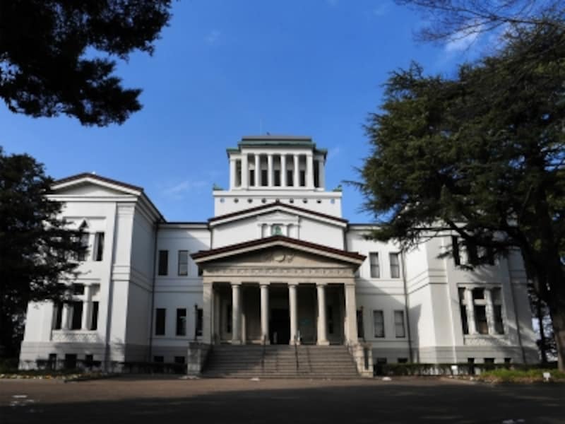 大倉山公園内にある洋館「大倉山記念館」は、1932(昭和7)年に建設され、現在は横浜市民の文化施設として利用されています。プレ・ヘレニズム様式と呼ばれるギリシャ神殿風の建物で、正面の円柱が特徴的。ドラマなどロケ地としても活用されています。館内は、ホール、集会室、ギャラリーや、併設されている大倉精神文化研究所の図書館や閲覧室などがあり、ロビーは誰でも利用可能(2018年1月29日撮影)