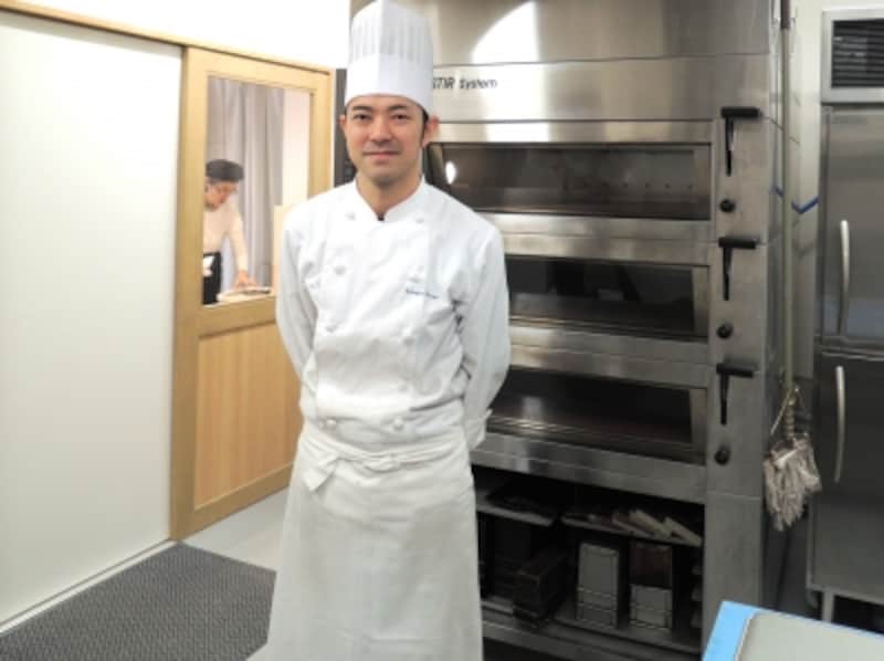 白のコックコートが似合う大橋哲雄さん