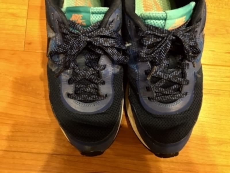 雪泥で汚れたスニーカーです。