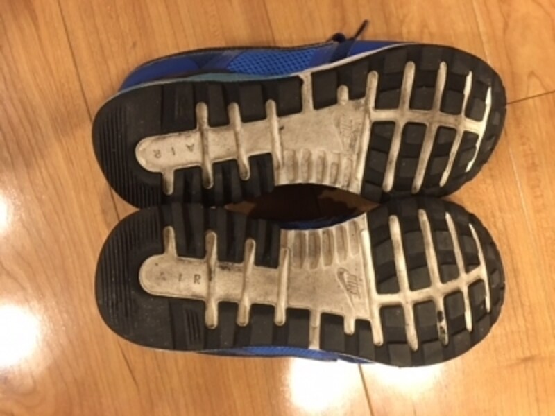 スニーカーの靴底も汚れています。