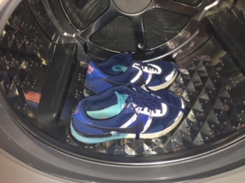 靴ひもをほどいて、洗濯機の中に入れます。