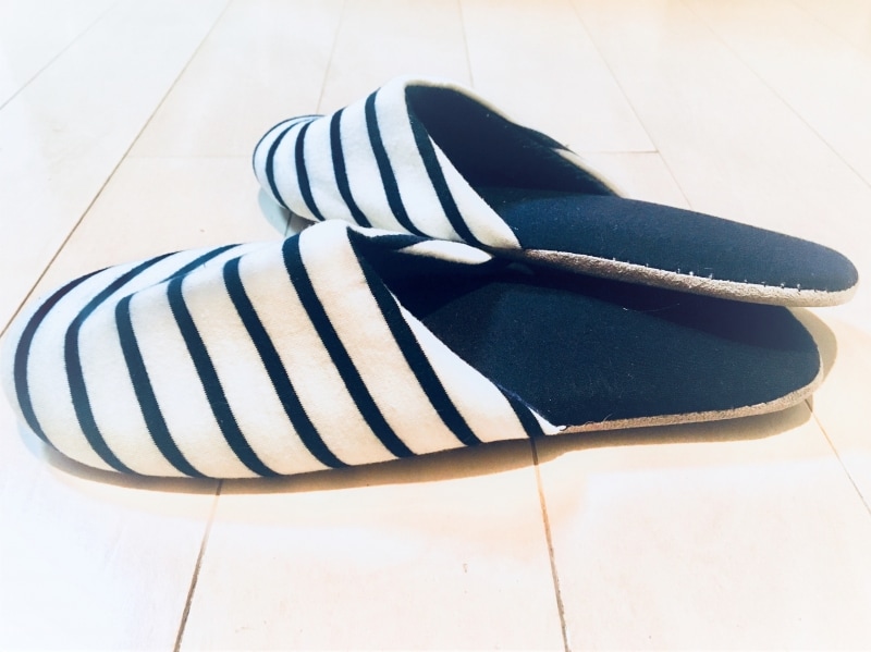 100円ショップで購入したボーダー柄スリッパ。リラックス感ただようデザインで柄をアクセントにしたコーディネート。ジーンズでラフに合わせています。