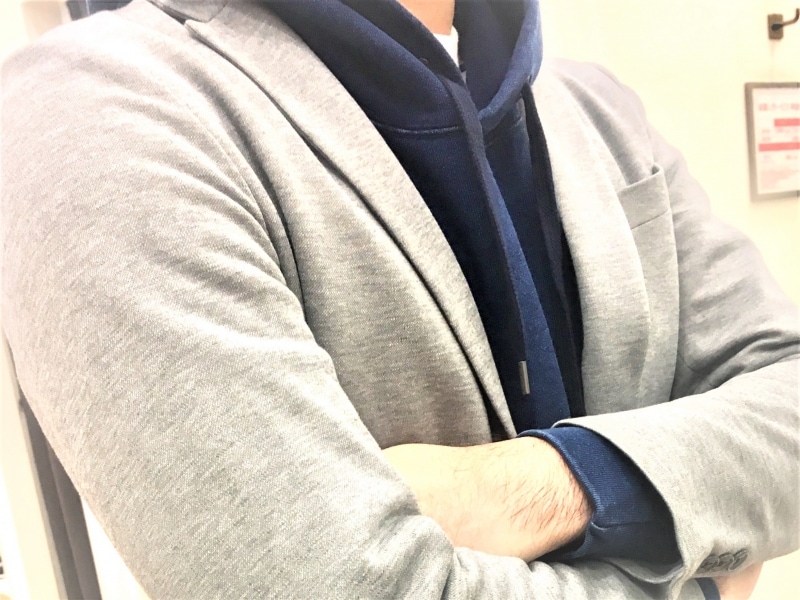 通称カットソージャケットと呼ばれるカジュアルジャケット。画像は昨年ユニクロで購入したもので、インディゴ染めのパーカーと合わせたこなれジャケットコーディネート。