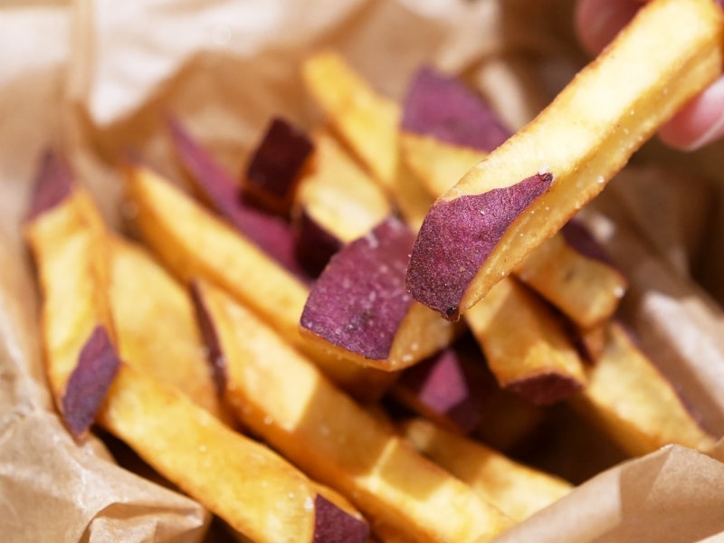 セットにつく、揚げ立てのフレンチポテト。サツマイモ（画像）とジャガイモから選べます（2018年1月7日撮影）