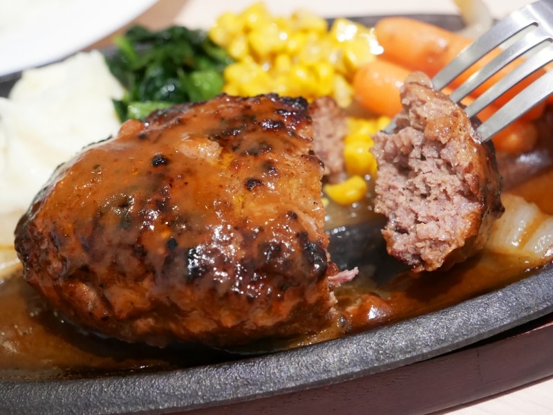 ハンバーグステーキ（1000円）……ハンバーガー同様、やわらかくてジューシー。＋250円でライスがつけられます（2018年1月7日撮影）