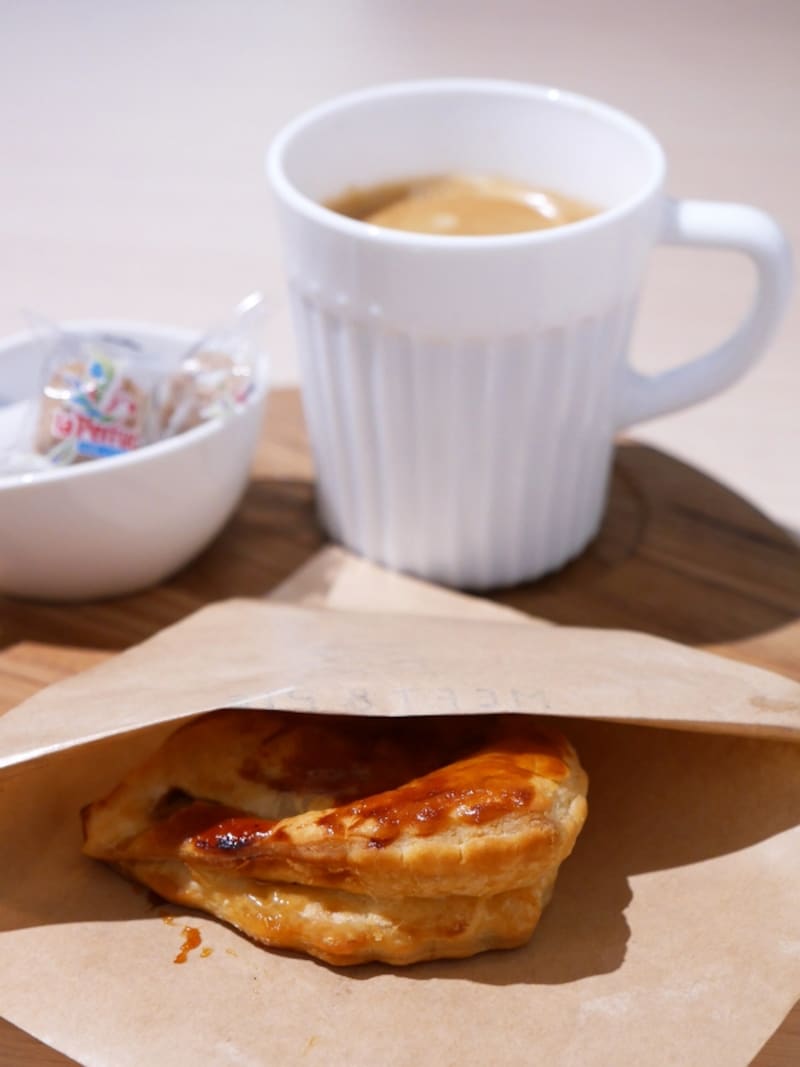 パイセット（500円）……イートインではセットで楽しめます。ミートパイ、ビーフカレーパイ、アップルパイから1種類＋ソフトドリンクがセットに。食後にはアップルパイがおすすめ（2018年1月25日撮影）