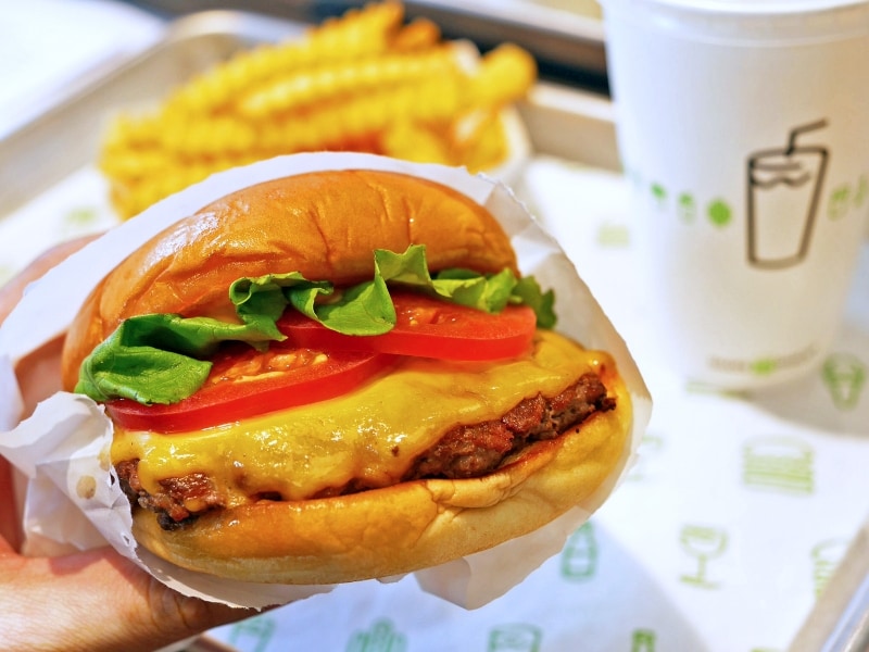 「シャックバーガー（シングル710税別）」はやわらかくジューシーなパティにふんわりとしたバンズがマッチ。シャックソースが肉のうまさを引き出しています（2017年9月27日撮影）