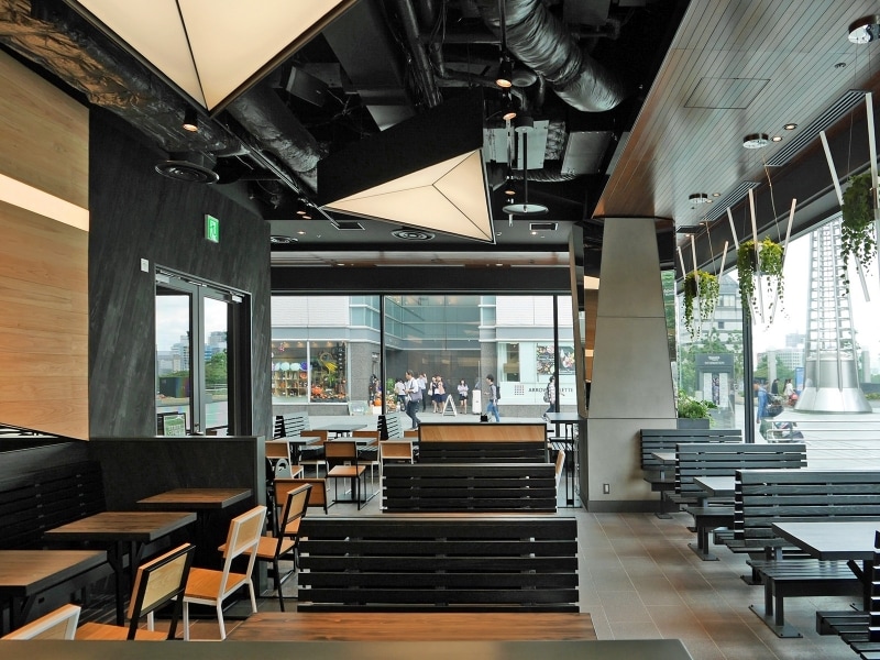 三角形のライティングパネルは船の帆を、天井は船のデッキがモチーフとなっています（2017年9月27日撮影）