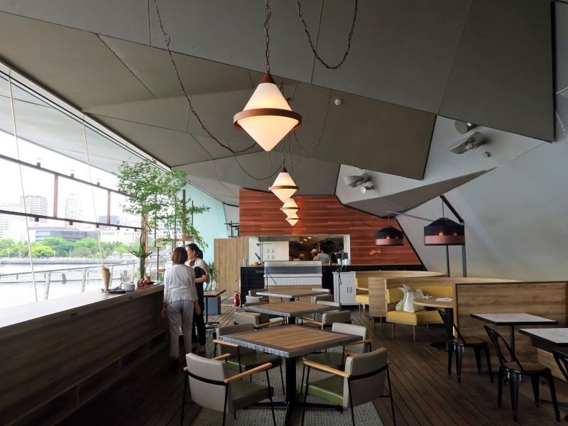 大さん橋ならでは、客船を眺めながらくつろげるソファ席やカウンター席、テーブル席など、さまざま（2017年5月24日撮影）